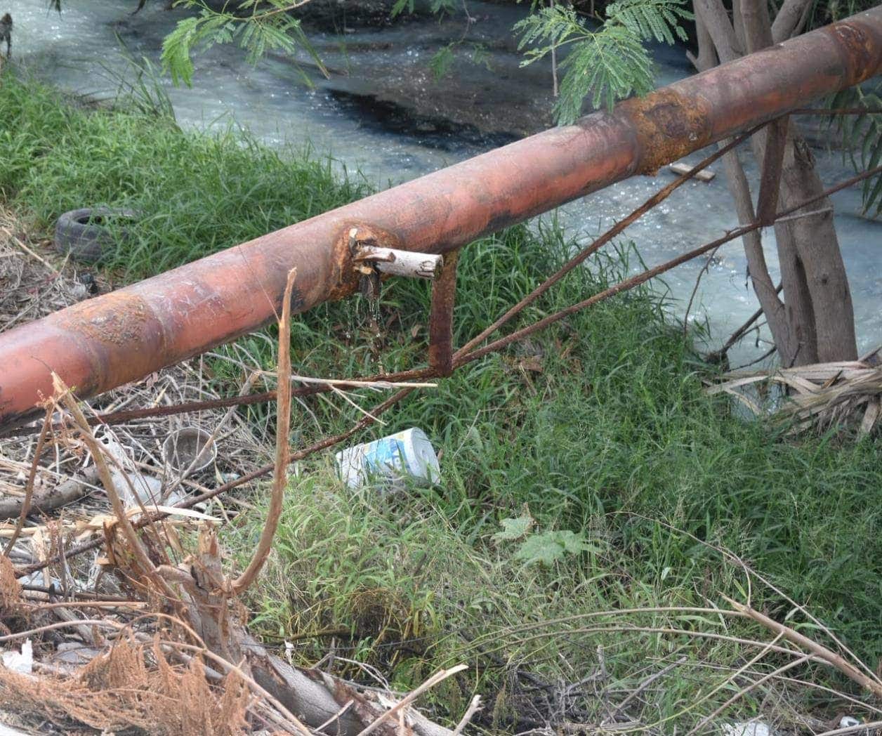 Exigen solución a fuga de agua potable en El Olmo