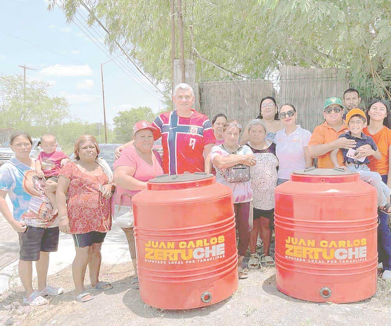 Entregan tinacos ante la persistente crisis de agua