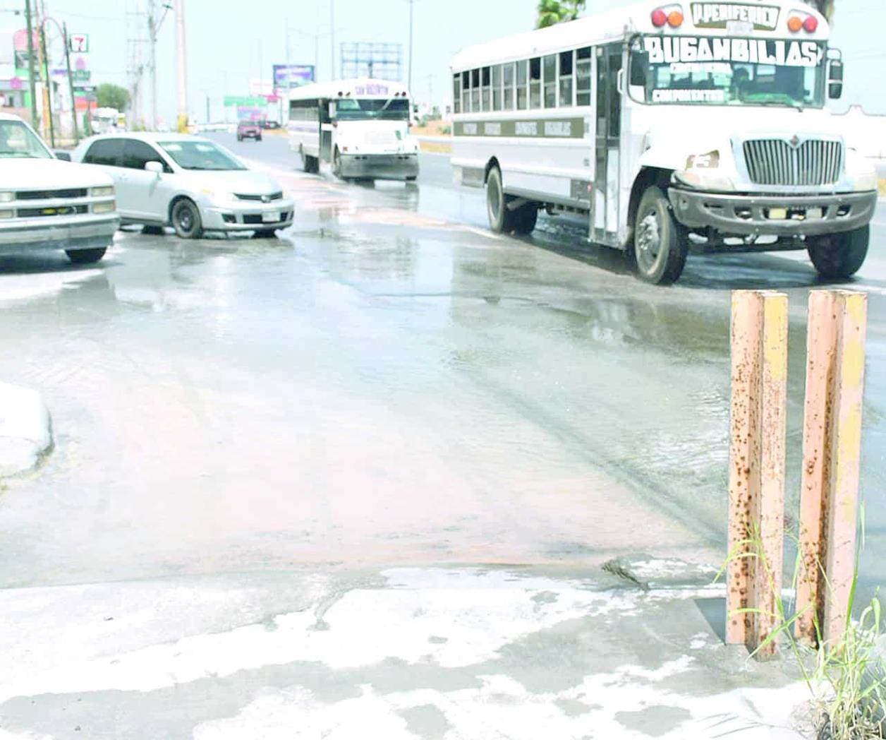 Reparaciones provisionales mantienen una fuga de agua