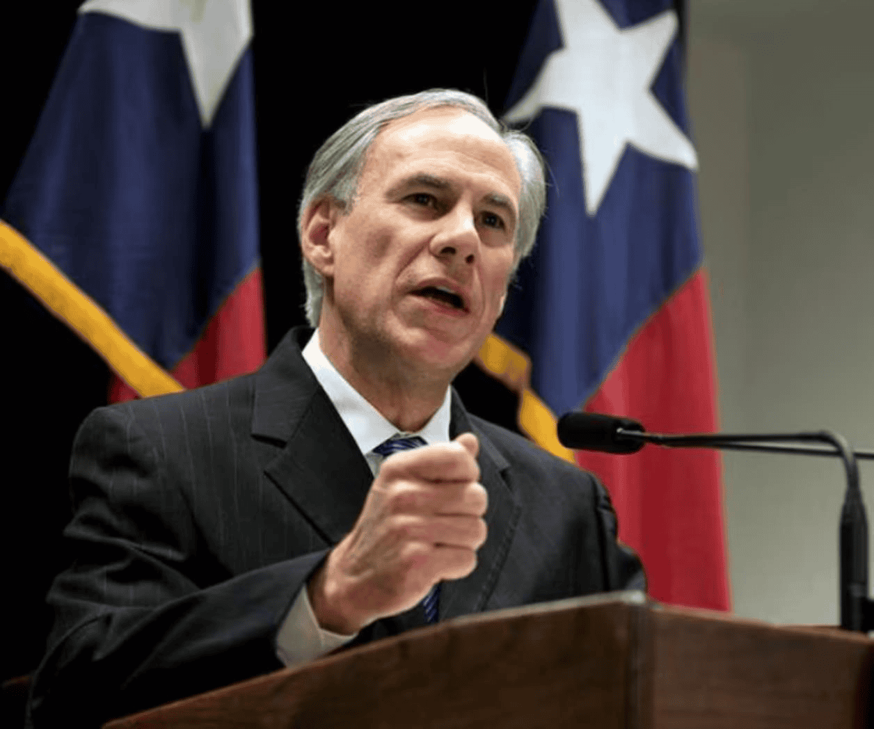 Gobernador de Texas ordena a Rangers investigar muerte de migrante