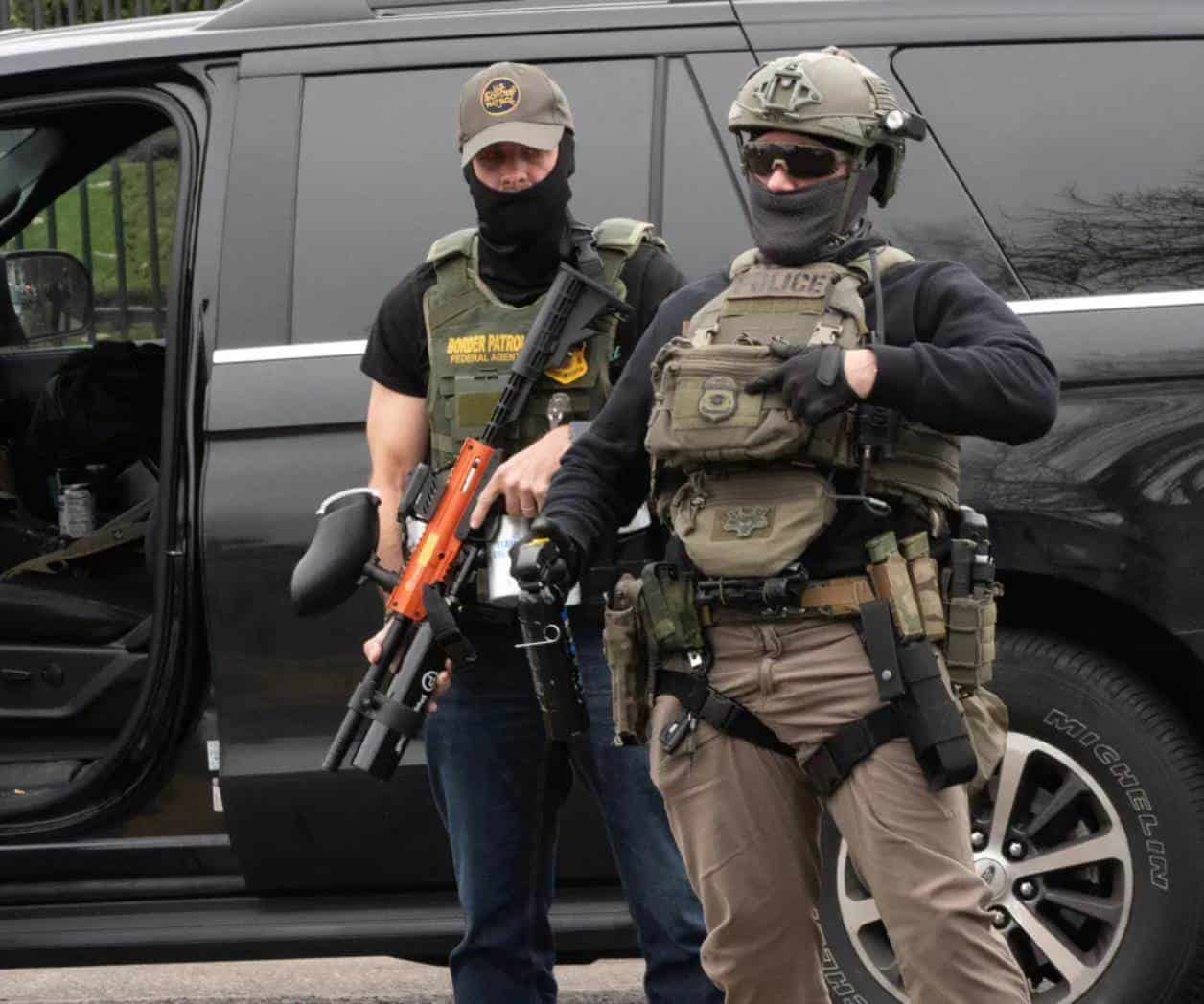 Suspende el ICE algunos controles de vehículos tras tiroteos en Texas