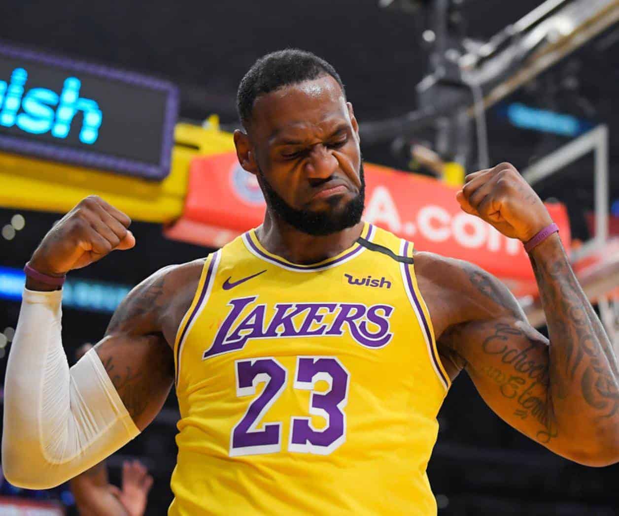 LeBron James dice que no está listo para revelar una decisión sobre su futuro
