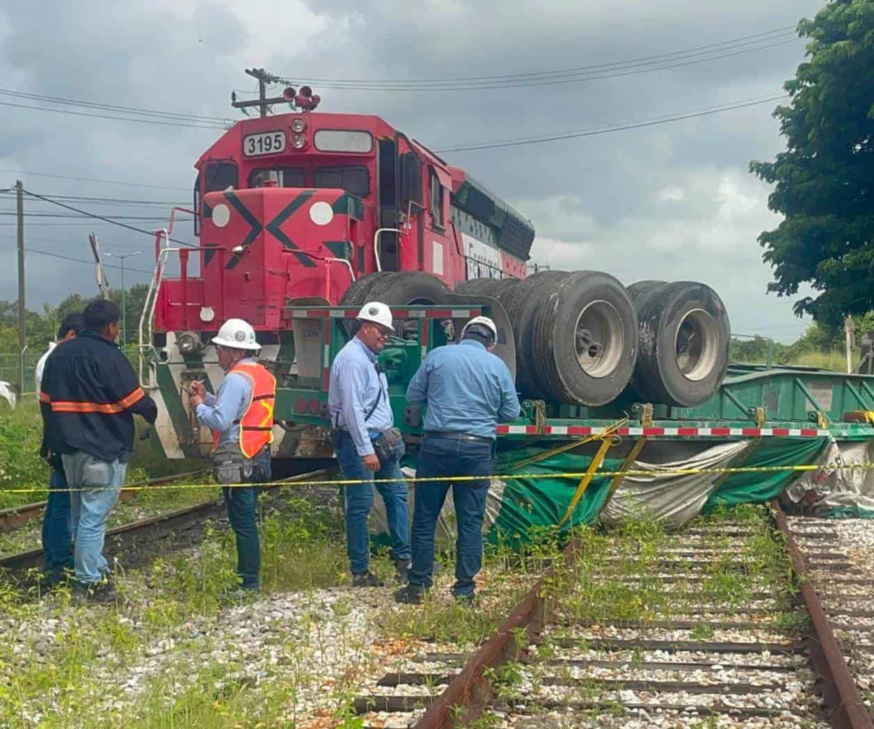 Impacta tren a tráiler
