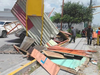  Estructura metálica aplasta auto en Río Bravo