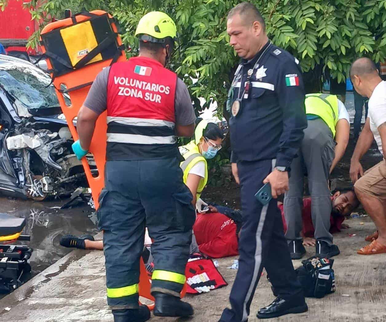 Dos heridos tras impactar camioneta contra un árbol