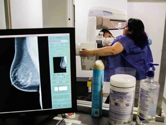 Llevan prevención del cáncer de mama a centros laborales