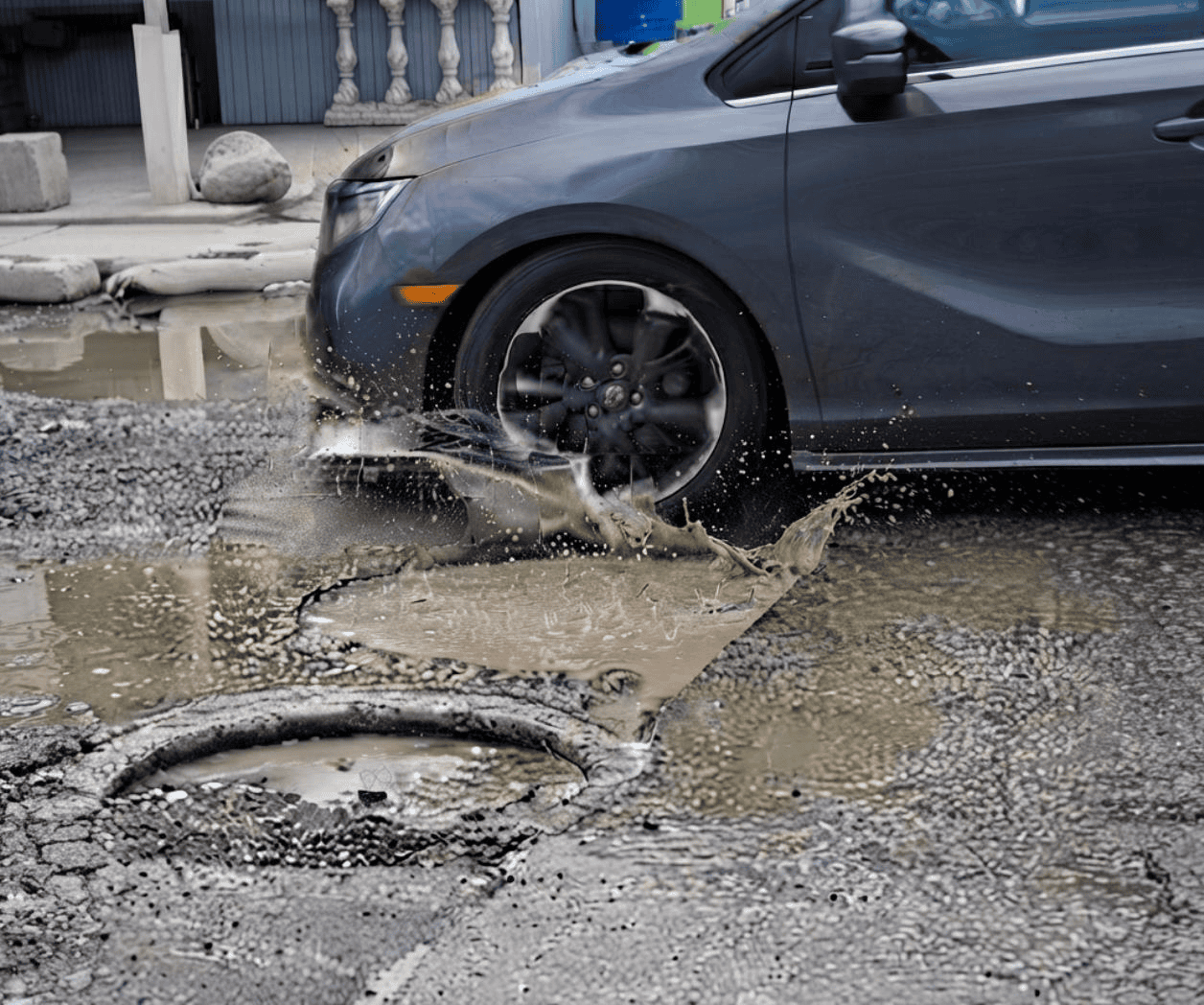 Sí puedes reclamar daños por un bache