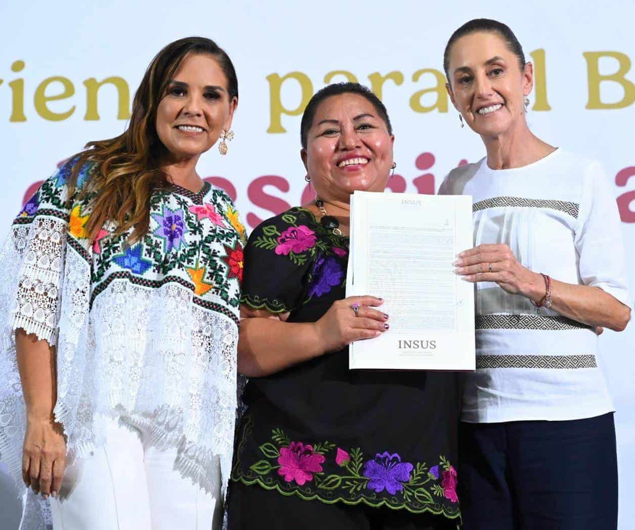 Anuncia Claudia plan contra sargazo y entrega escrituras