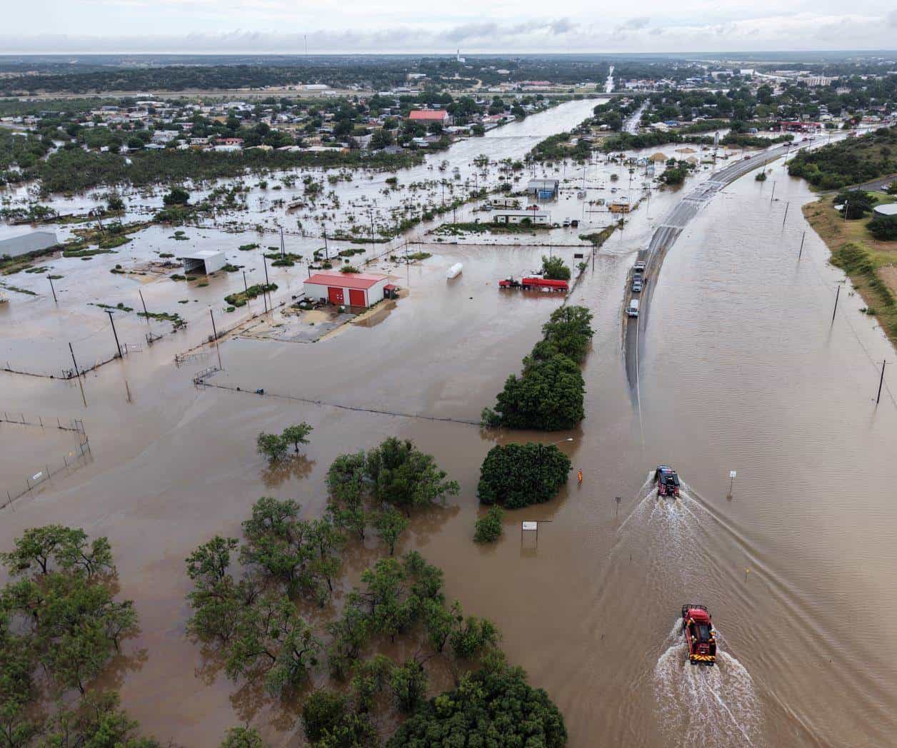 Rescatan a cientos personas en Texas