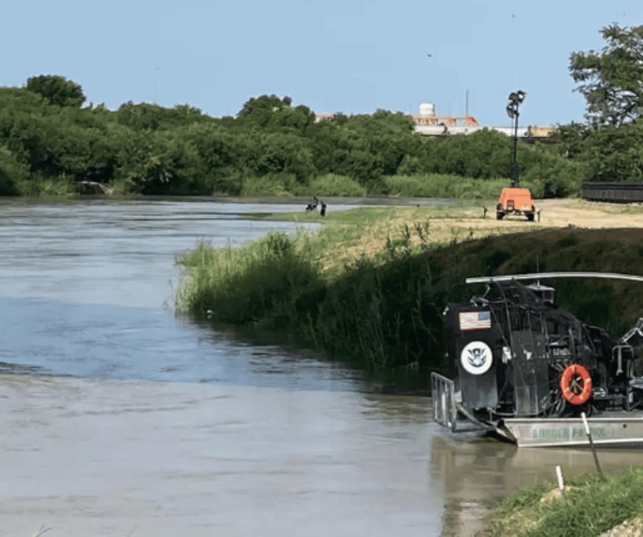 Piden retirar objetos de la orilla del río ante crecida
