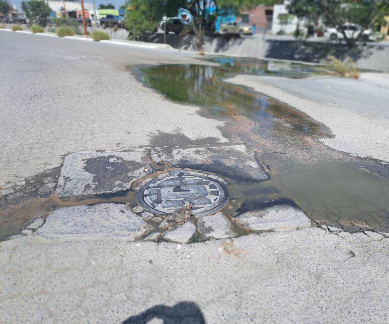 Denuncian otra fuga de  drenaje en Bugambilias