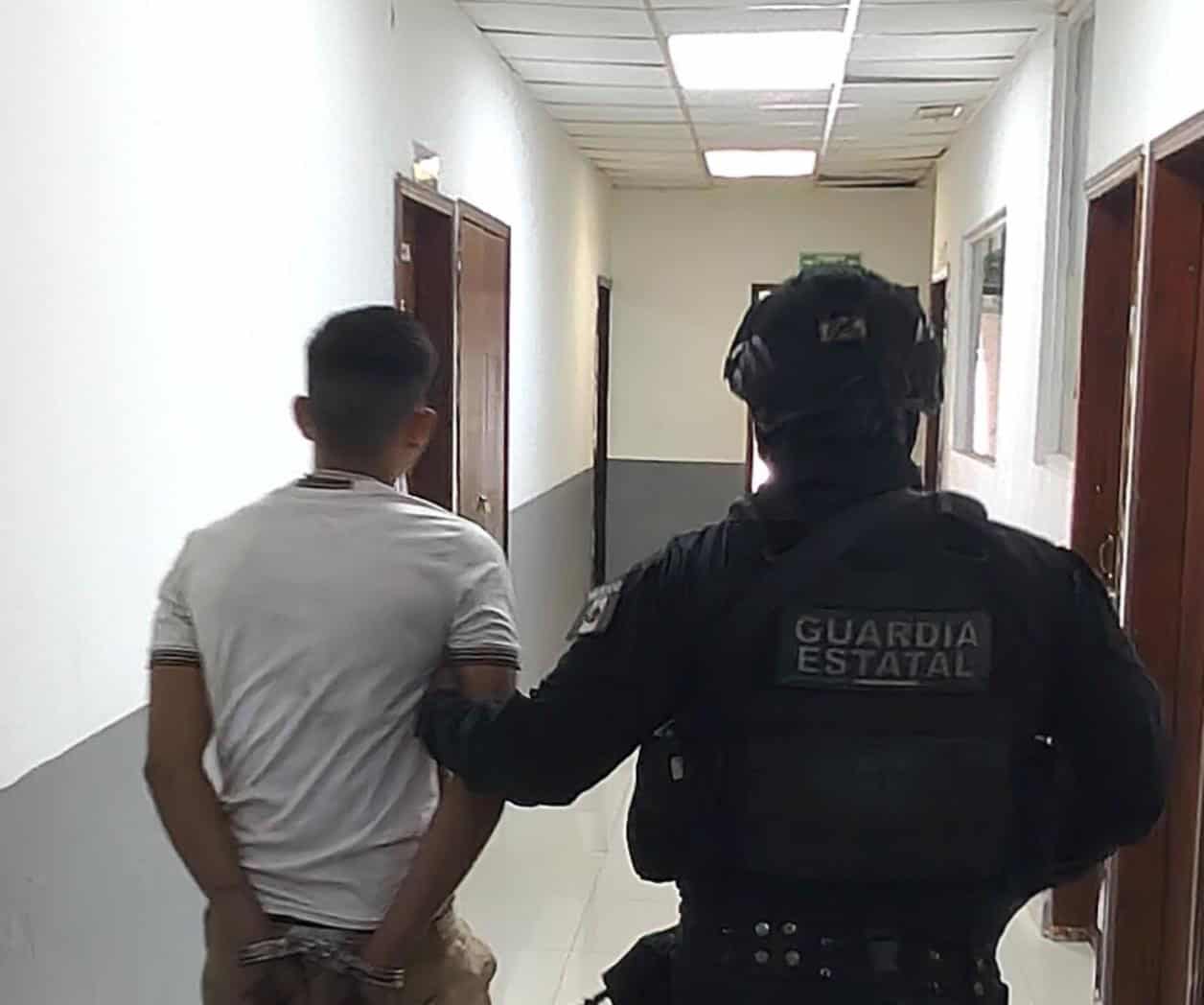 Por ebrio y picudo es detenido por policías