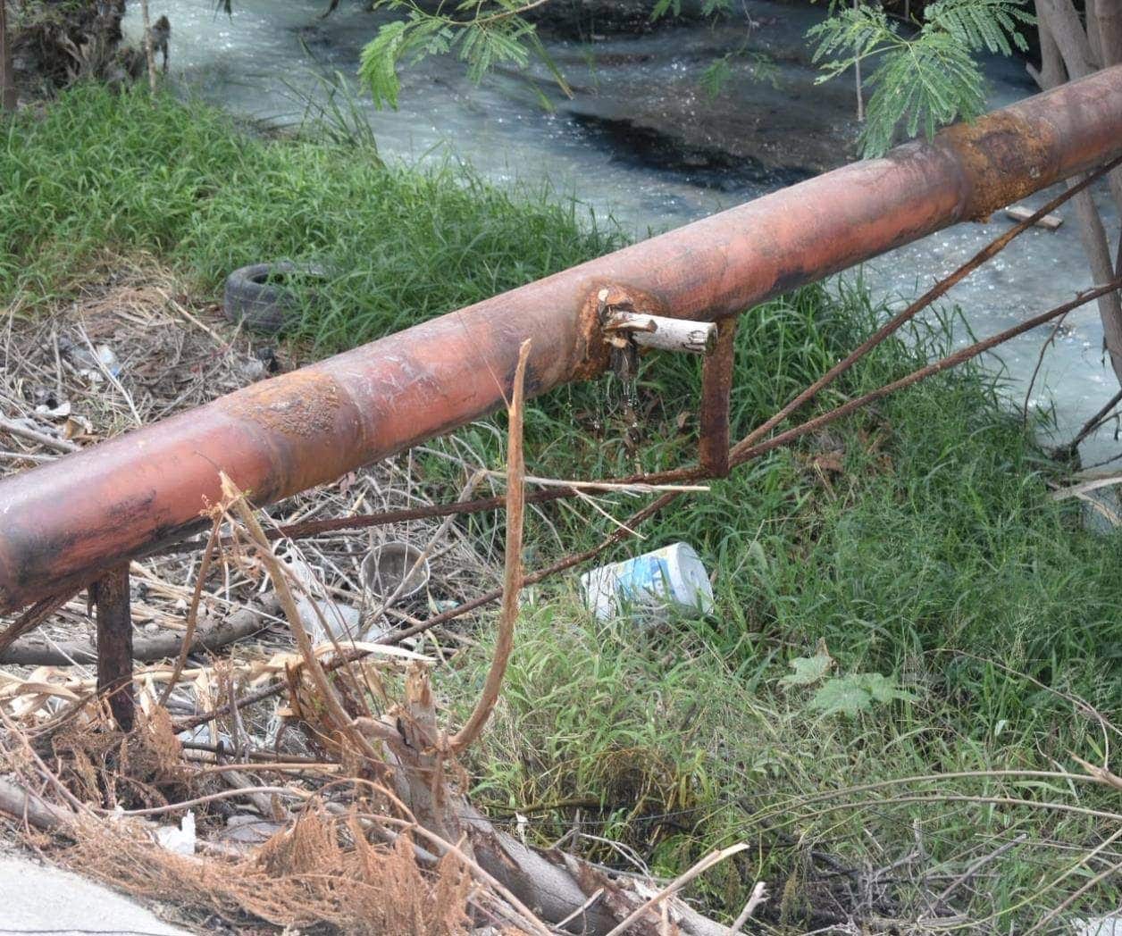 Fuga de agua en la colonia El Olmo resurge tras reparación Fuga de agua en la colonia El Olmo resurge tras reparación