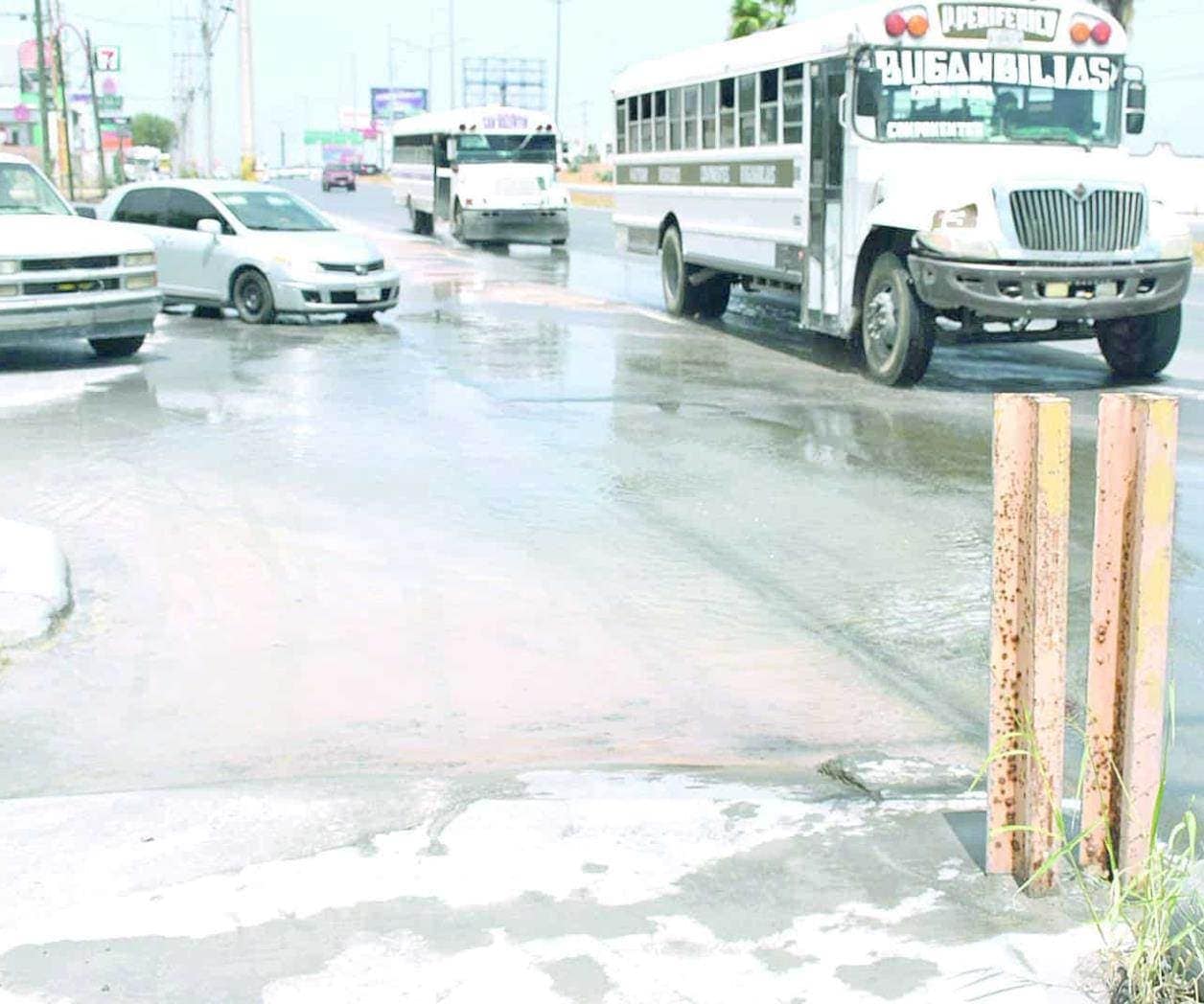 Reparaciones provisionales mantienen una fuga de agua
