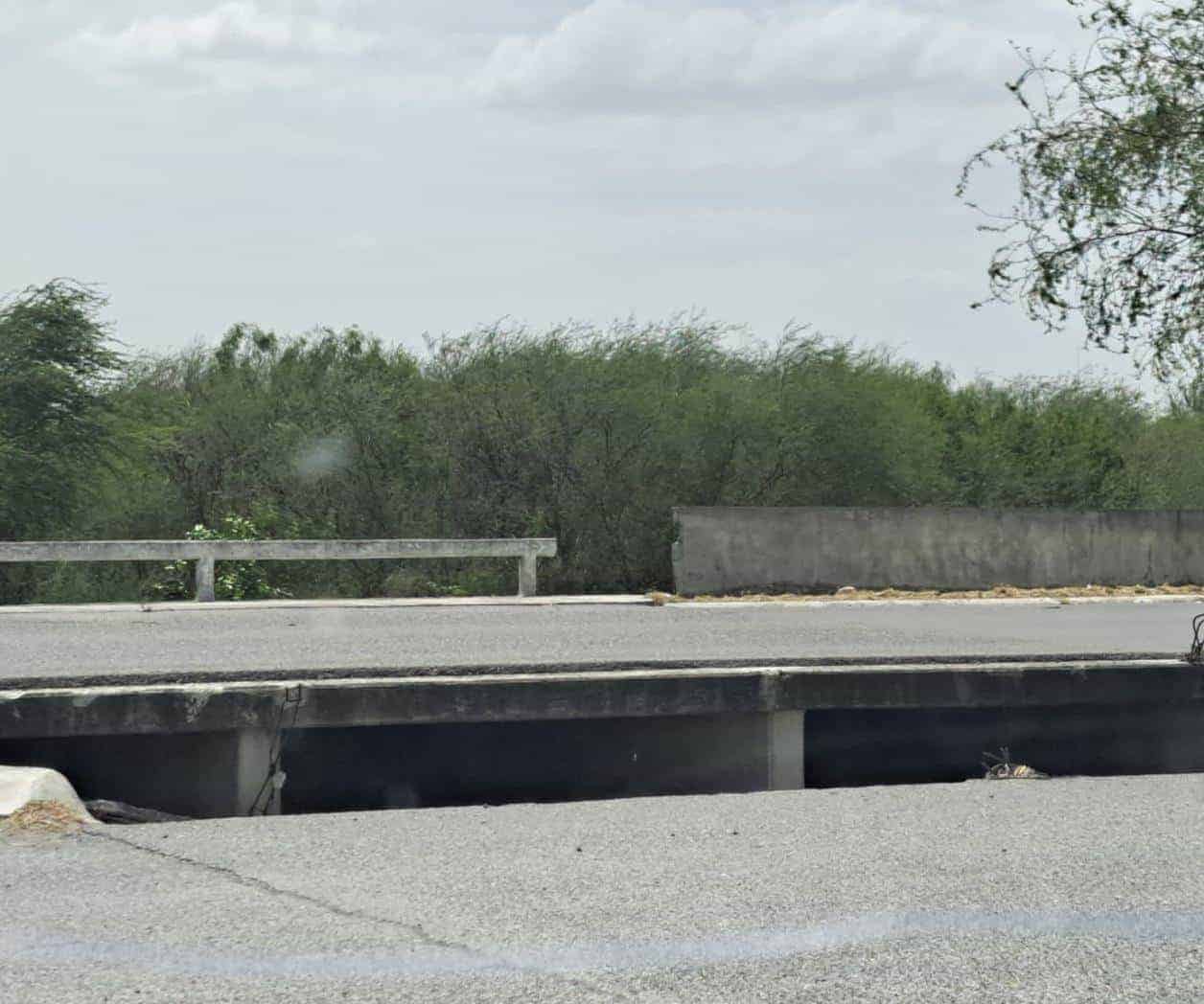 Destrozados dos pasamanos de puentes en la San Valentín