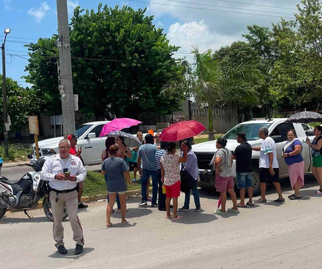 Cierran avenida por cortes de luz