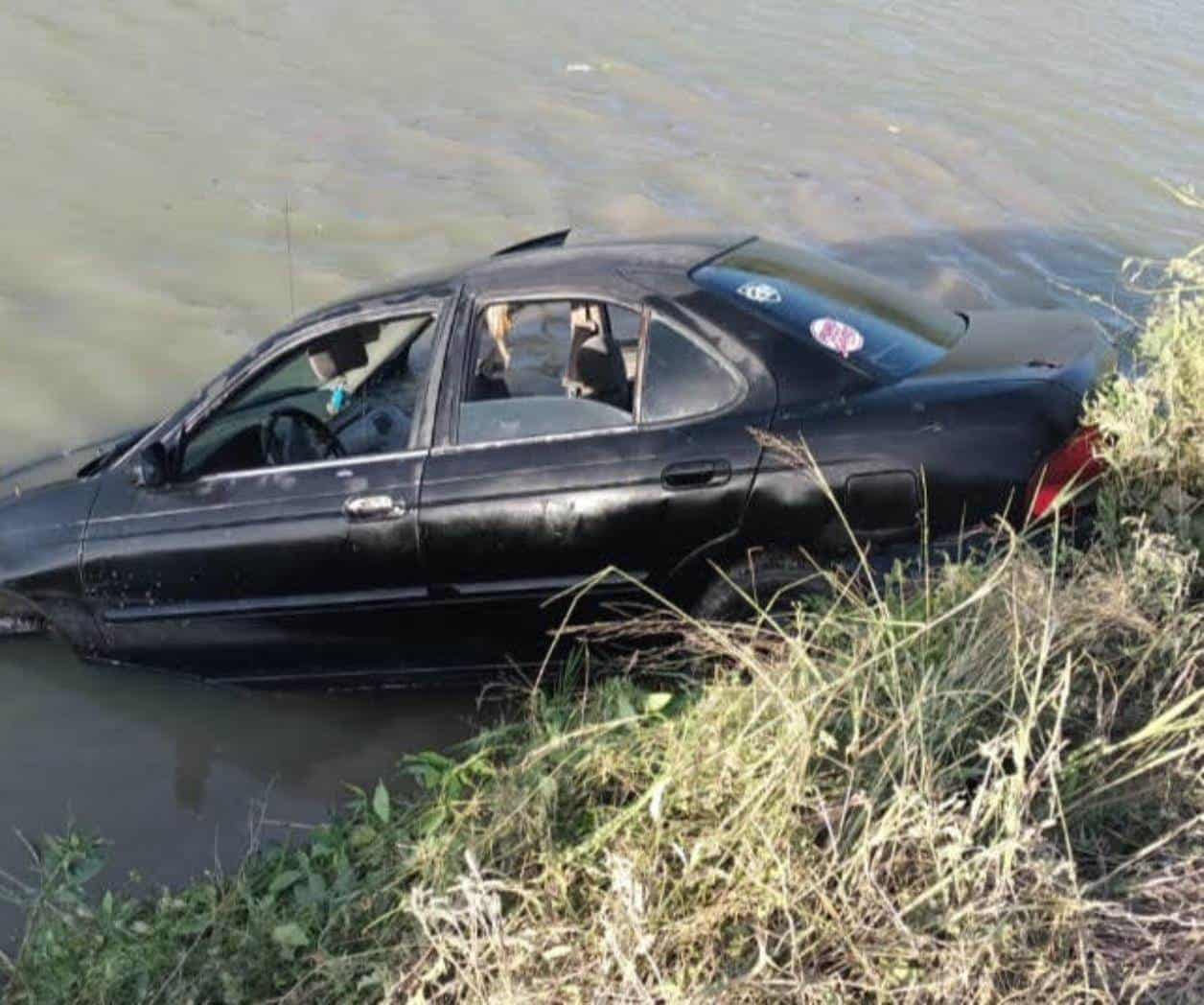 Rescatan vehículo de fondo del canal