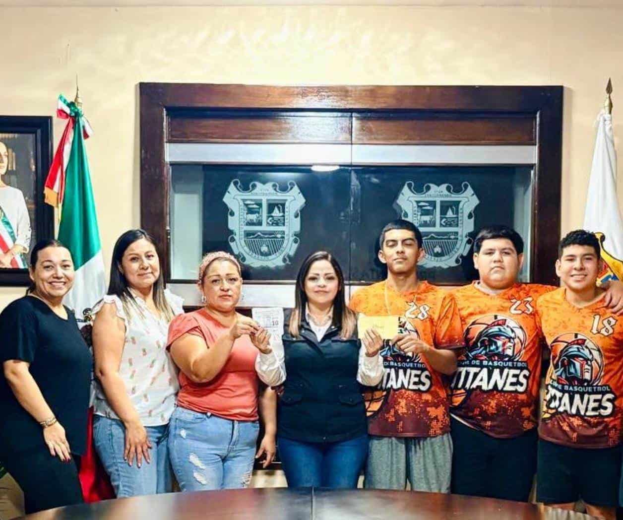 Apoyan alcaldesa a basketbolistas