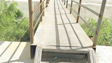 Urgen en la Bugambilias reforzar puente peatonal