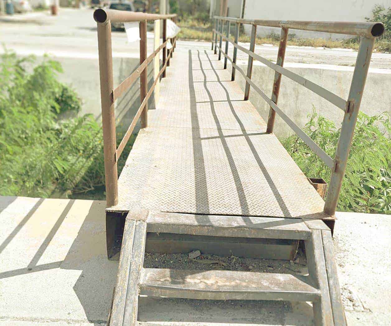 Urgen en la Bugambilias reforzar puente peatonal