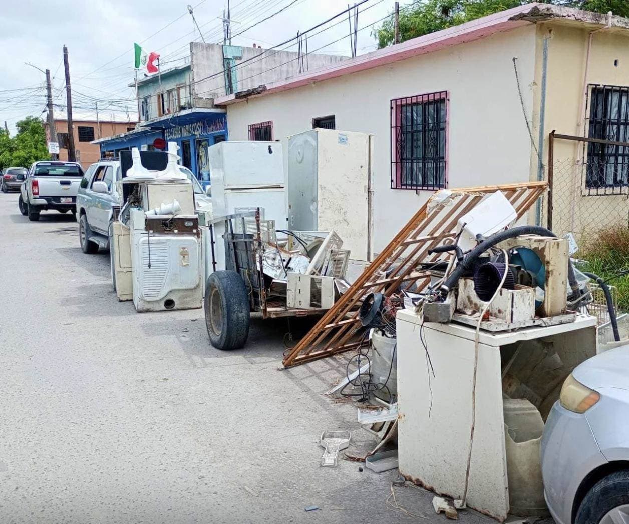 Medio Ambiente atiende denuncias por invasión de banquetas Medio Ambiente atiende denuncias por invasión de banquetas