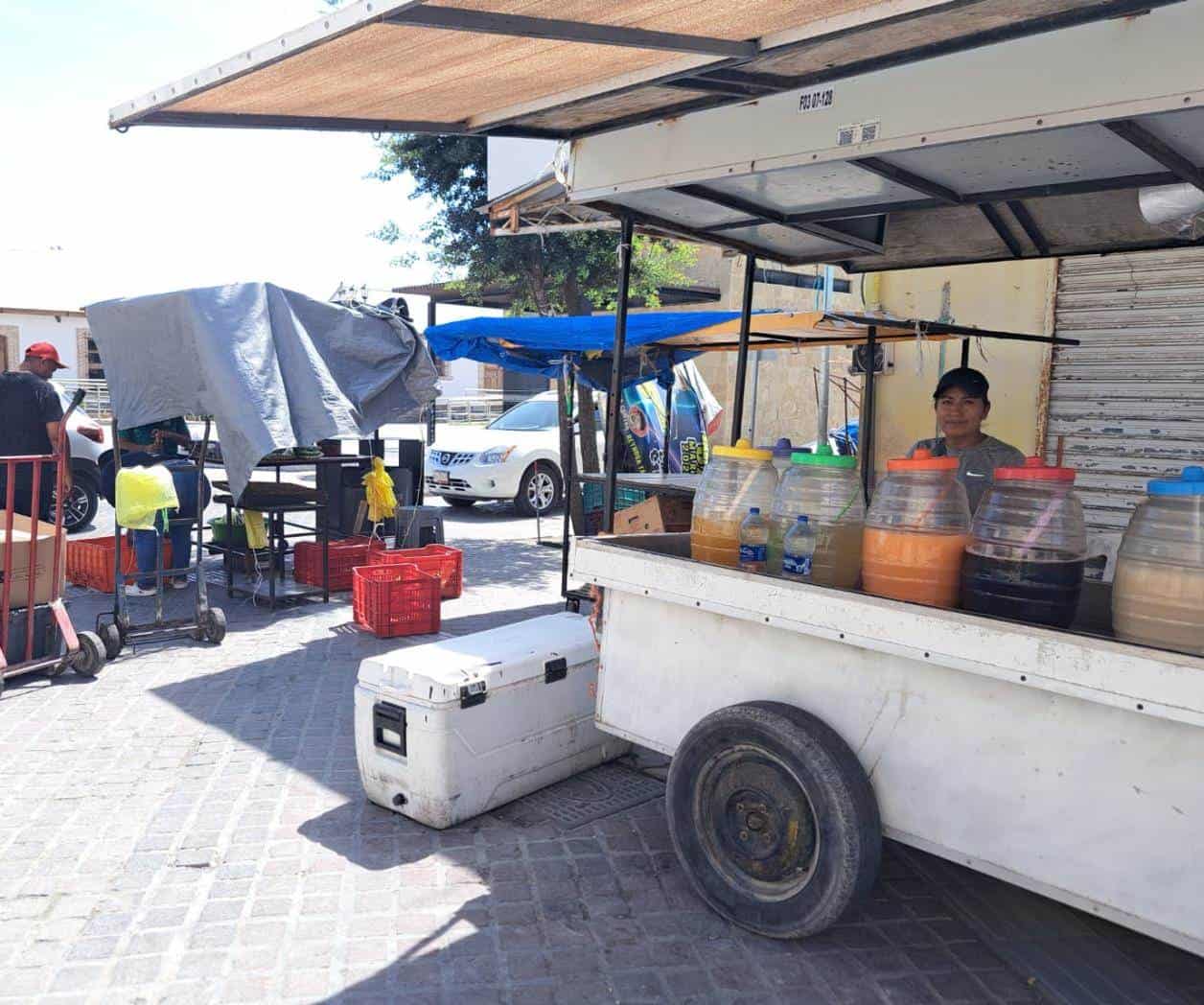 El calor ahuyenta en la Peatonal a compradores