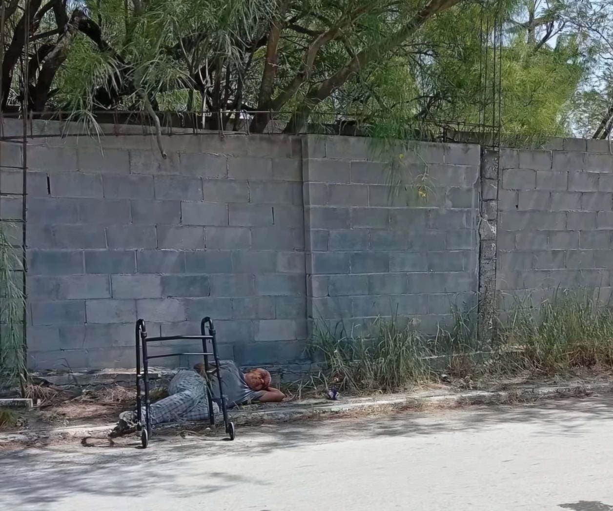 Adulto mayor se desvanece; presumen golpe de calor