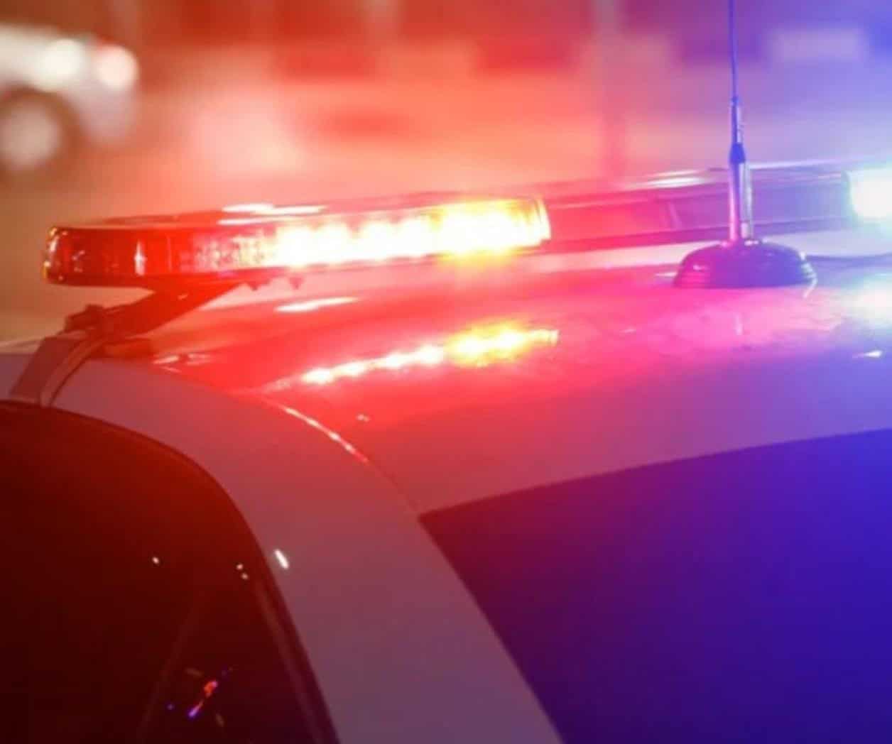 Conductor se impacta de frente contra camión;  fallece pasajera