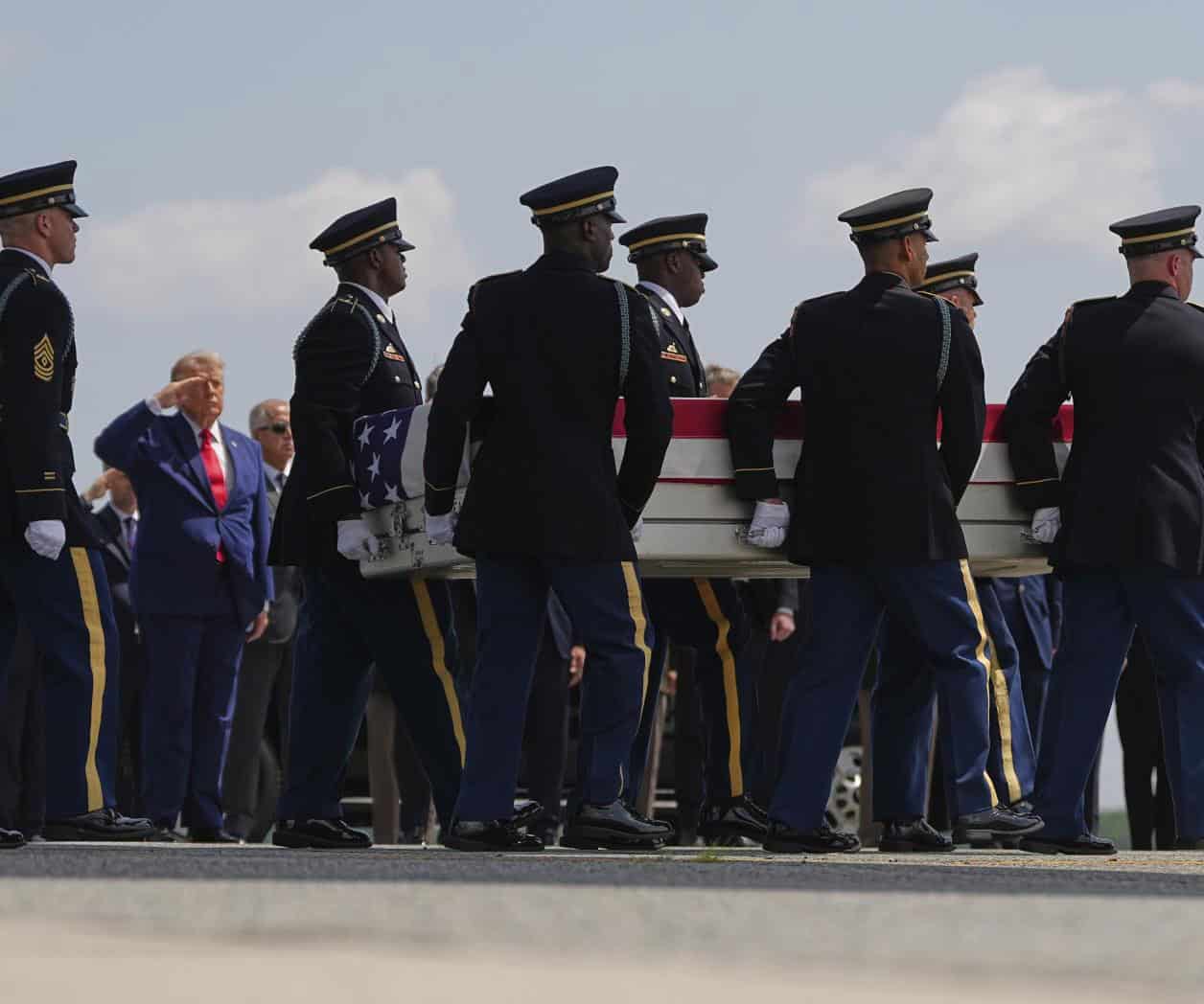 Trump honra a cuatro militares fallecidos