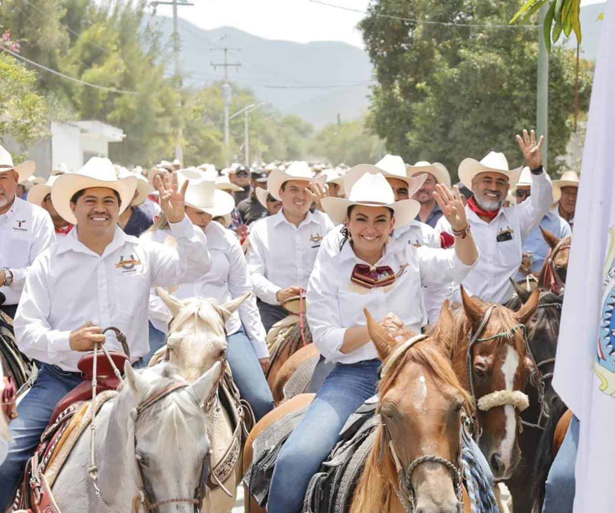 Cabalga Olga Sosa en 409 Aniversario de Jaumave, Tam.