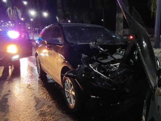 Falta de mantenimiento en rejilla daña a camioneta