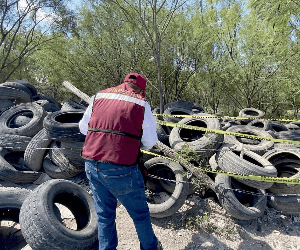 Clausuran tiradero clandestino de llantas en Reynosa