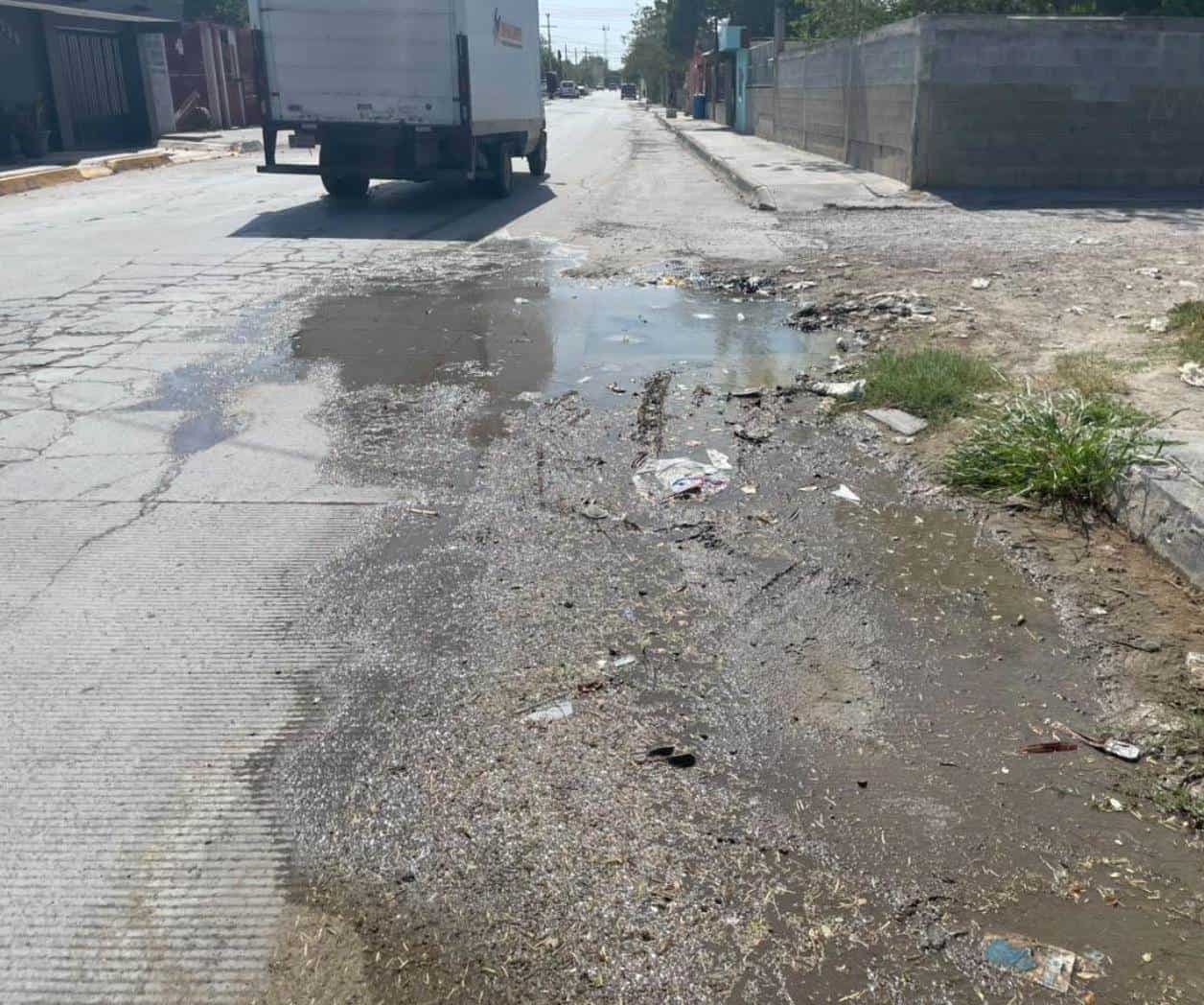 Exigen solución a brote aguas de una alcantarilla