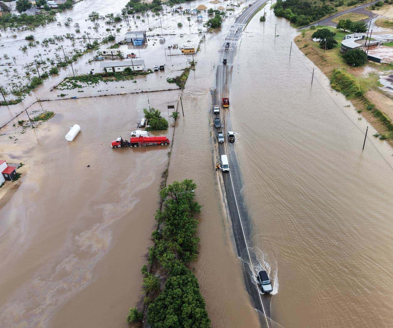 Confirma tres muertes por catastróficas inundaciones