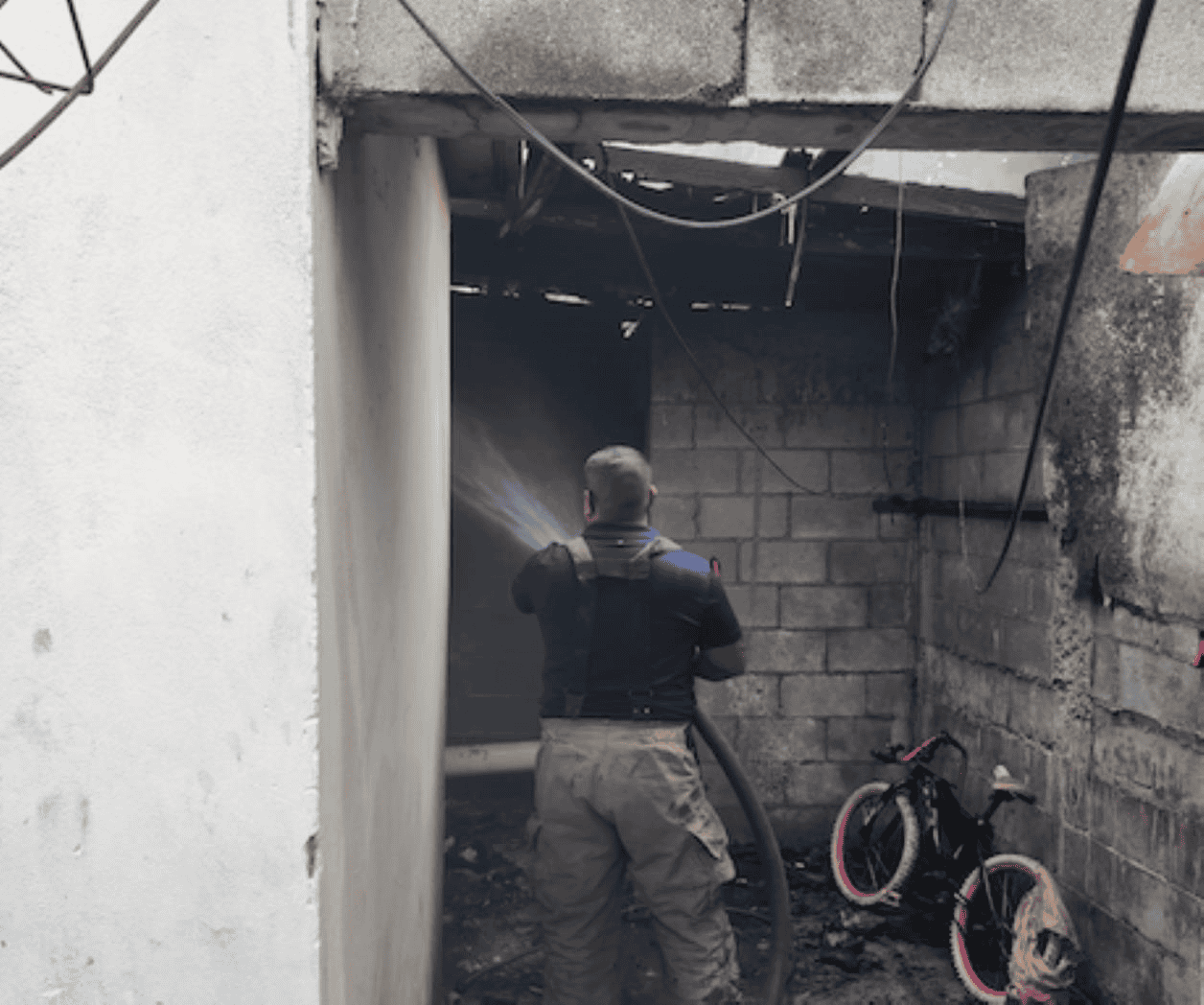 Incendio deja daños materiales en viviendo