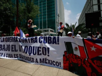 Cubanos en México marchan a la antigua embajada de EU