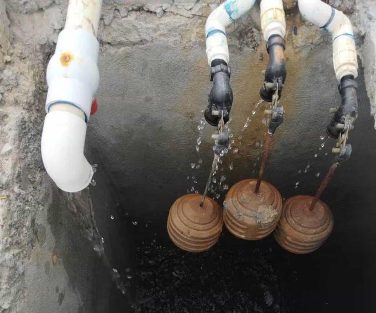 Dan mantenimiento a red de agua que abastece al ejido 12 de Octubre