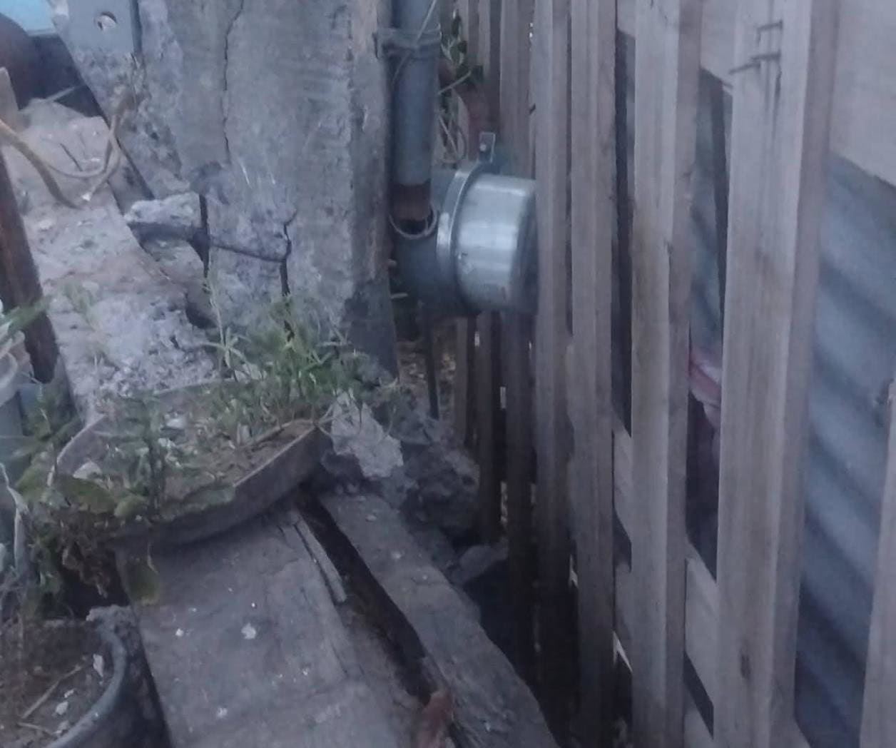 Descarga eléctrica deja cables peligrosos en plena calle