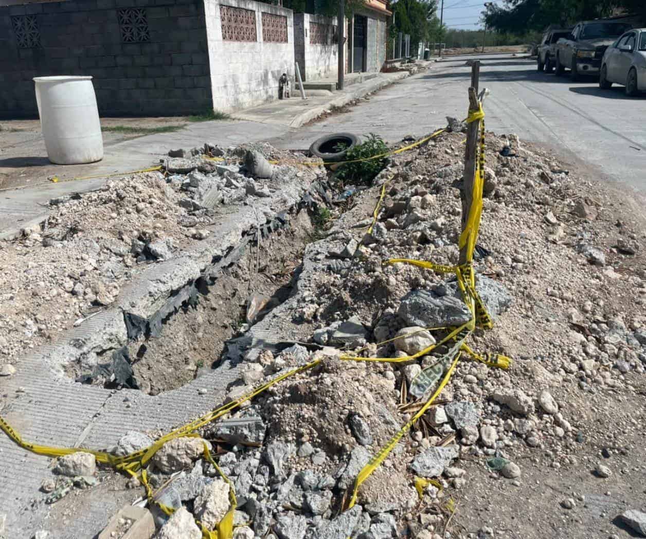 Reparan fuga de agua y dejan enorme hueco
