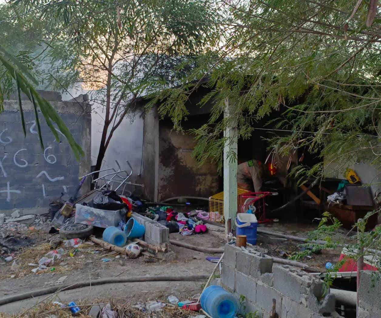 Consume fuego modesta  vivienda en la Solidaridad