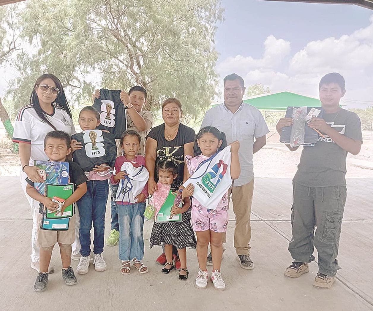 Reparten útiles escolares a una comunidad rural