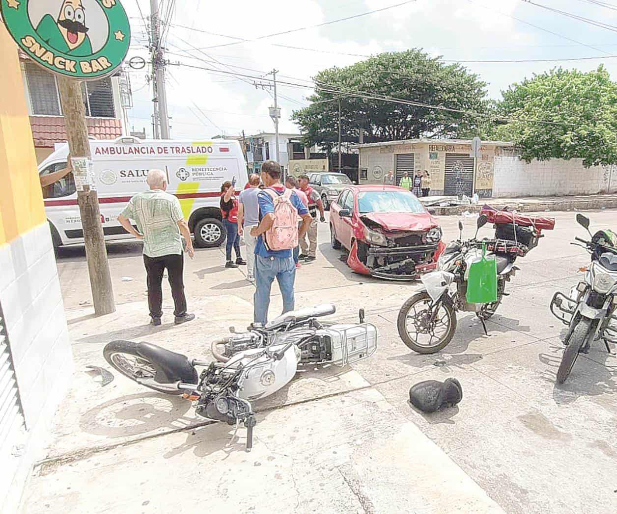 Un joven motociclista es embestido por automóvil Un joven motociclista es embestido por automóvil