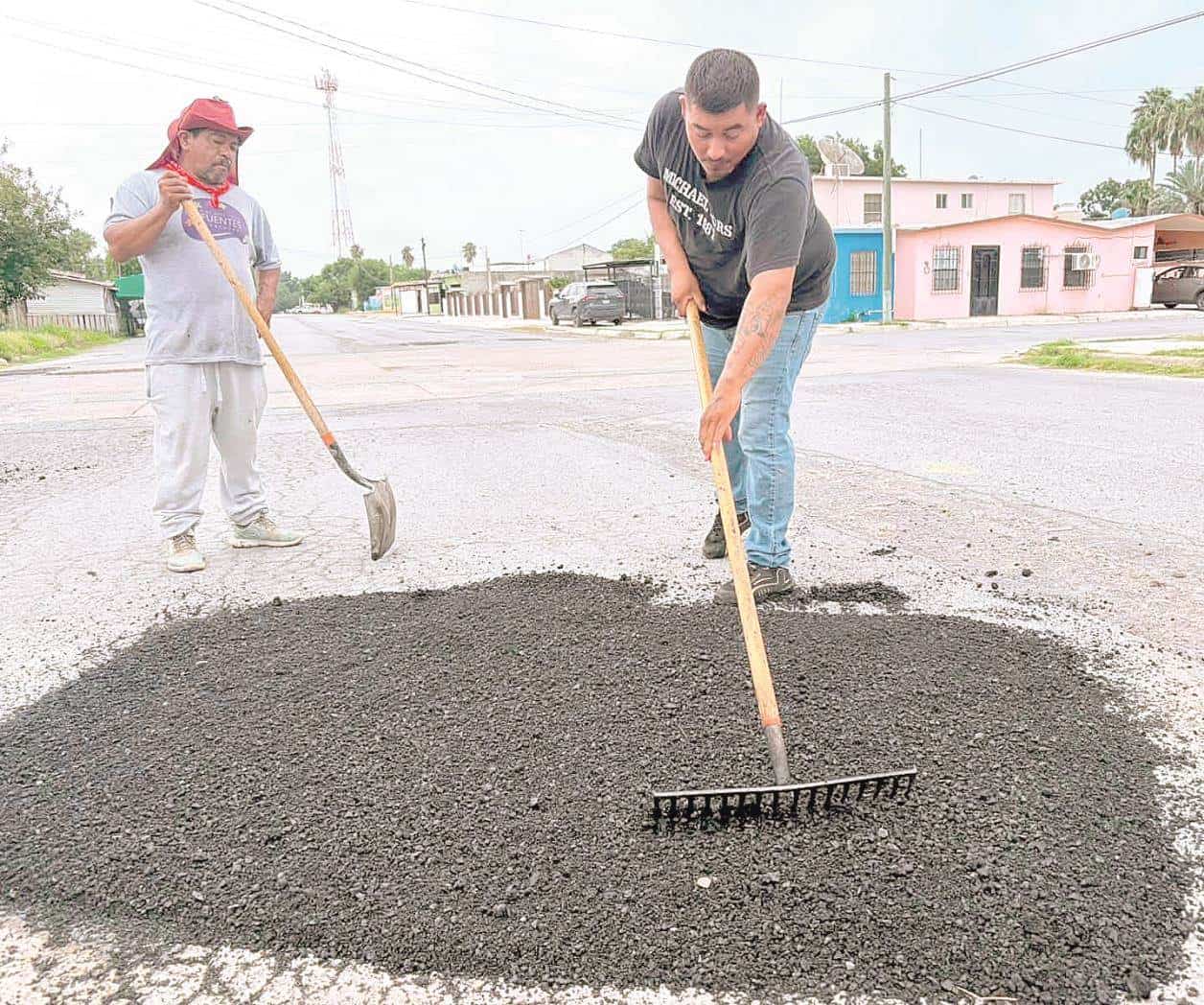 Realizan trabajos de bacheo en la calle Lázaro Cárdenas