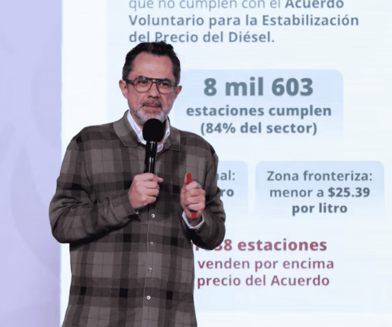 Reconocen a gasolineros por respetar acuerdo del precio del diésel