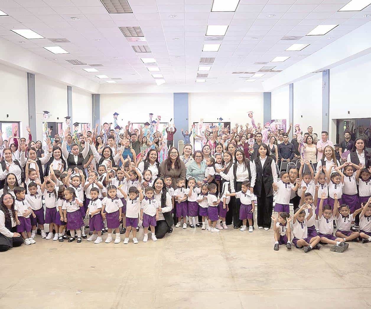 Gradúa DIF a  2 mil 800 niños de preescolar