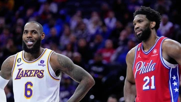 Los 76ers celebran  la llegada de James  con foto de coronación
