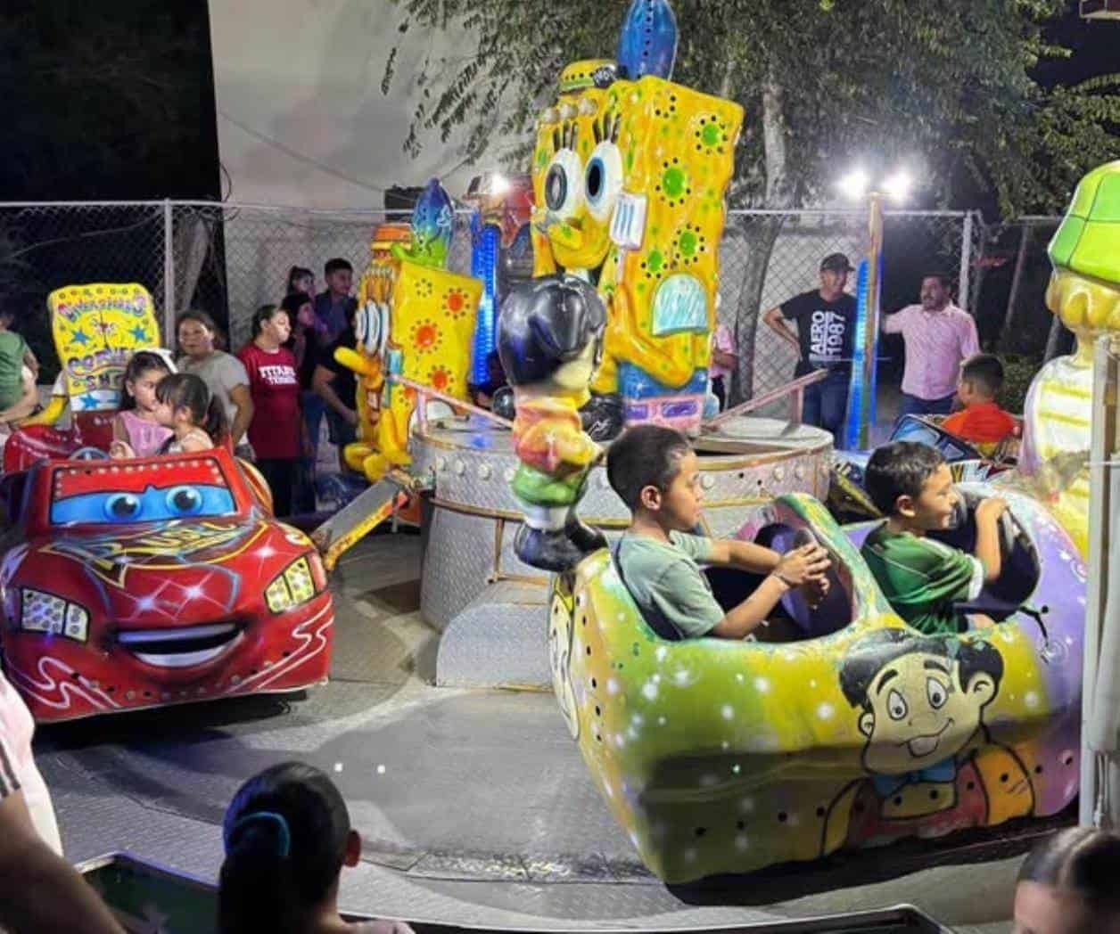 Disfrutan niños de  juegos mecánicos