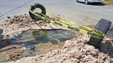 Abandonan reparación; hay fuga de agua potable