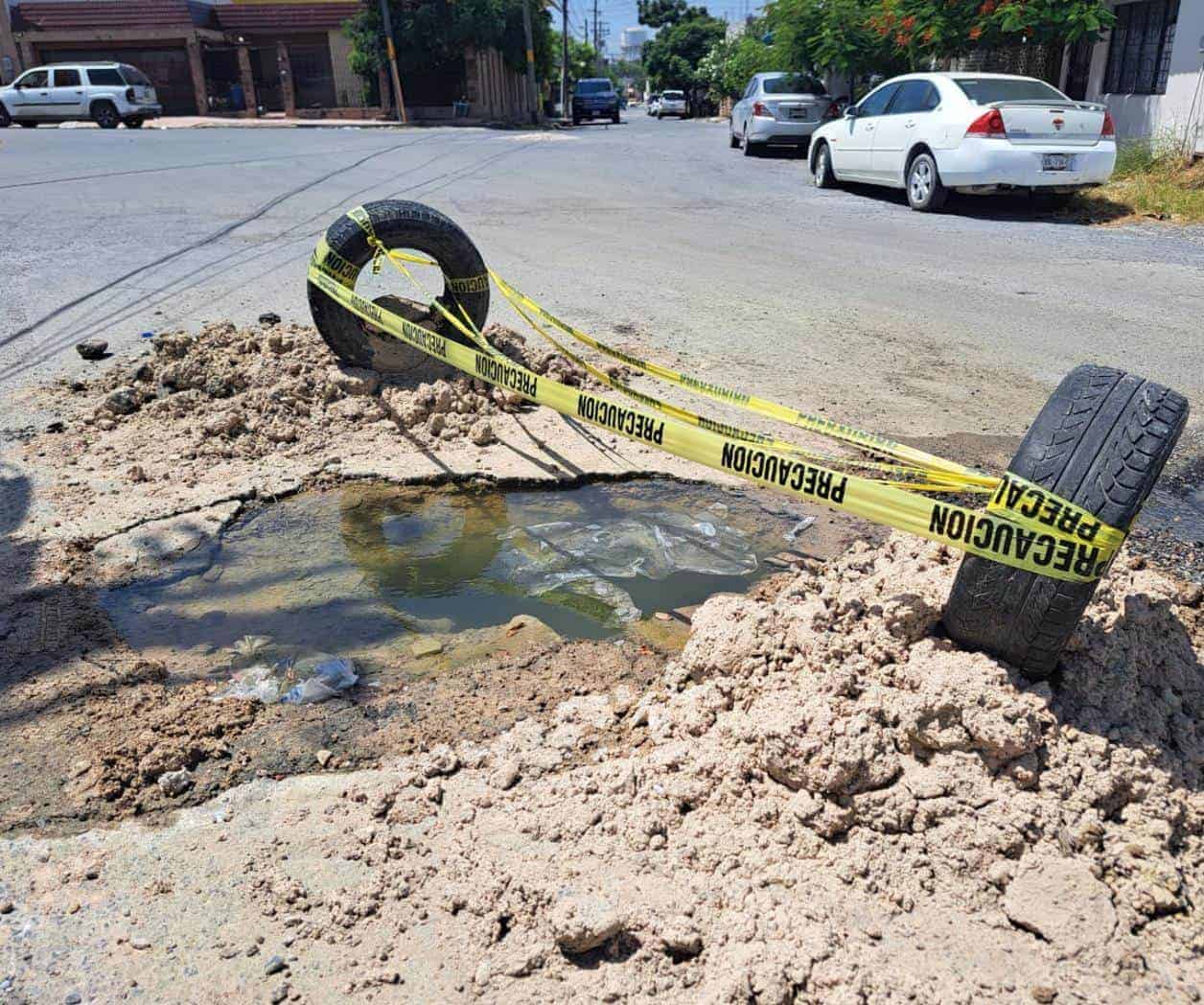 Abandonan reparación; hay fuga de agua potable