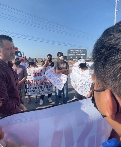 ?? Bloqueo: Residentes del Fraccionamiento Granjas se manifiestan en la carretera Reynosa-Monterrey; se genera caos vial.